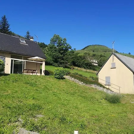 Entre Salers Et Le Puy Mary Dans Le Cantal