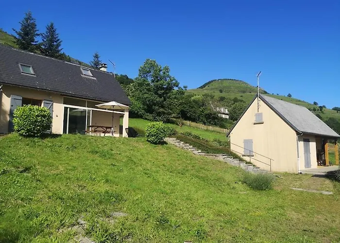 Entre Salers Et Le Puy Mary Dans Le Cantal