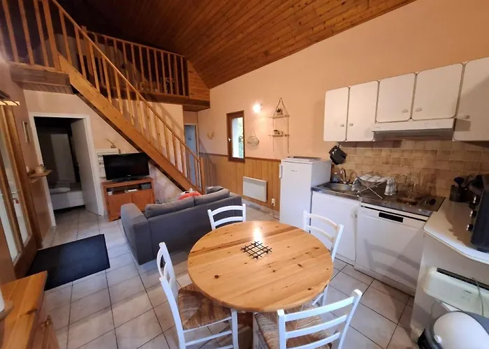 Entre Salers Et Le Puy Mary Dans Le Cantal Saint-Paul-de-Salers